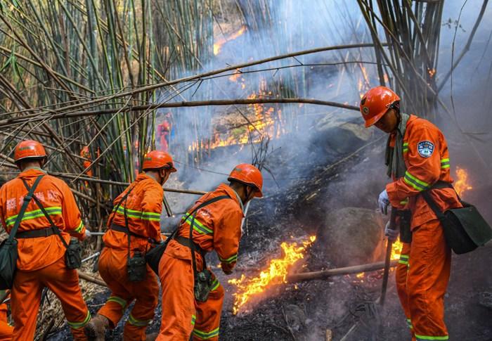 武警官兵奮戰(zhàn)滅火一線