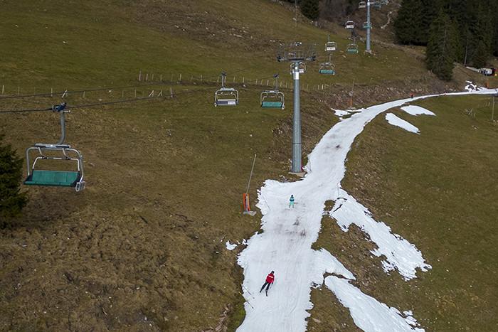 阿尔卑斯山滑雪场披绿