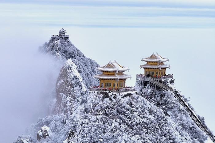 老君山白雪云海和传统建筑同框