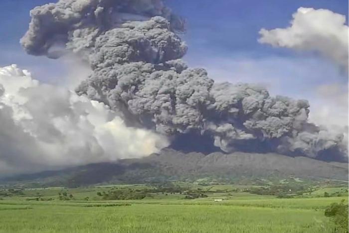 菲律宾坎拉翁火山喷发 巨型火山灰柱直冲云霄